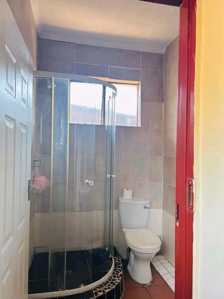 Garage room to let in phase 2, rent r2500, de  in Diepkloof