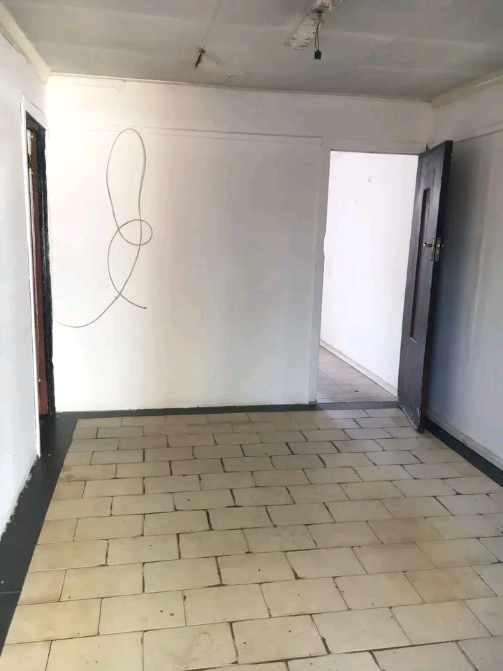 Rent r2500
deposit r2500
1 bedroom 
lounge  in White City Jabavu