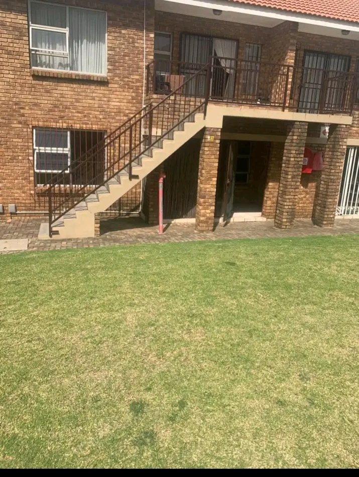 This gorgeous and clean apartment is located   in Birchleigh