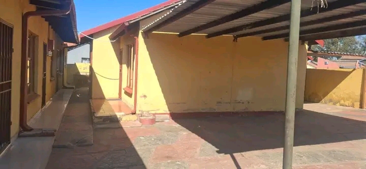 3 bedroom house for rent in ext 9. r4500
f in Protea Glen