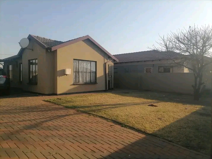 Vosloorus (paradise park) house for rental fo  in Vosloorus