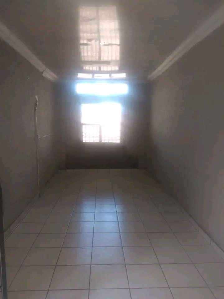 Garage near municipal and koma road rent is r  in Zondi