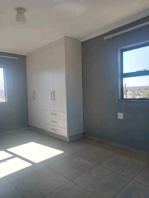 Large 1 bedroom cottage with a fitted kitchen  in Norkem Park