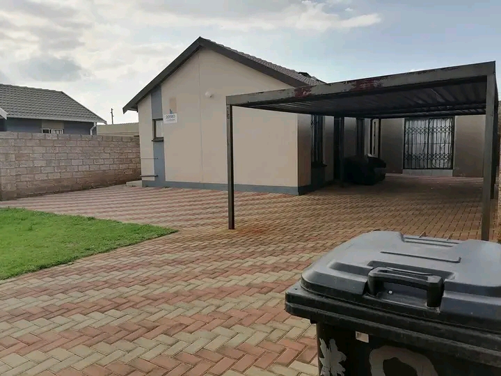 House for rental in ext 20
cousy home 
open  in Protea Glen