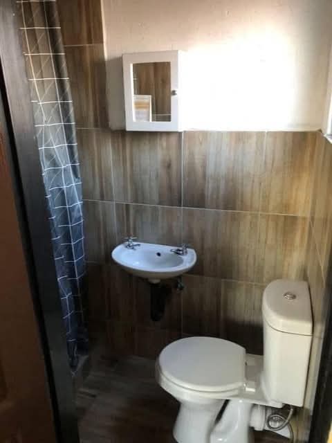 A beautiful bachelor
 comes with fitted kitc  in Tembisa