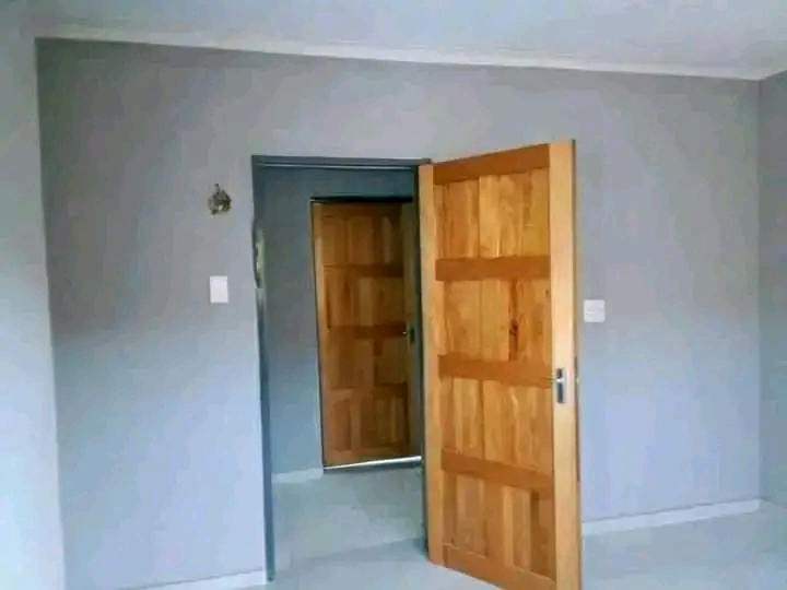 No parking
single or couple preferred
no la  in Kaalfontein