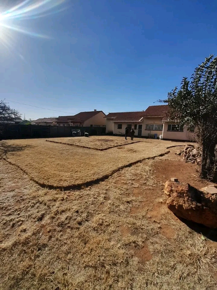 House to rent 
rent r7000(excl water)
depos  in Leondale