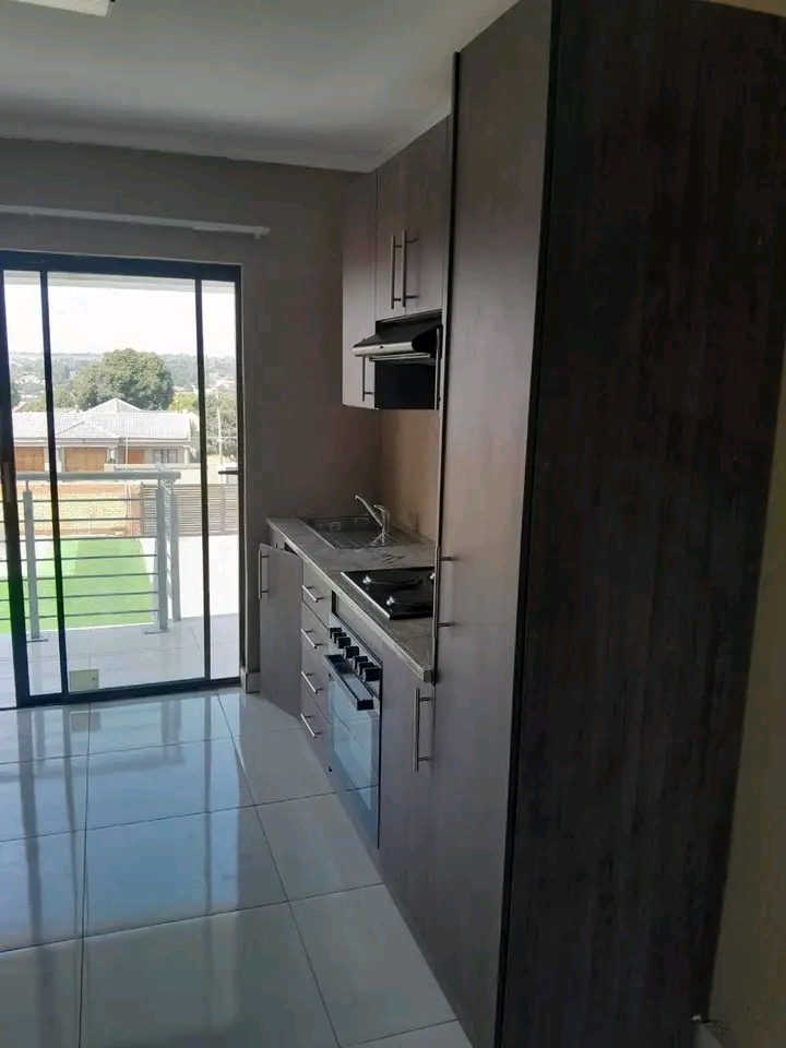 Spacious bachelor apartment with a fitted kit  in Kempton Park
