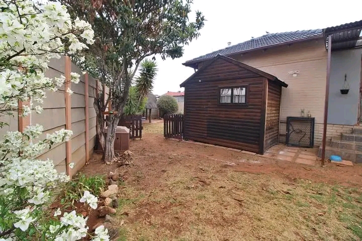 This beautiful 3 bedroom, 1 bathroom, kitchen  in Germiston