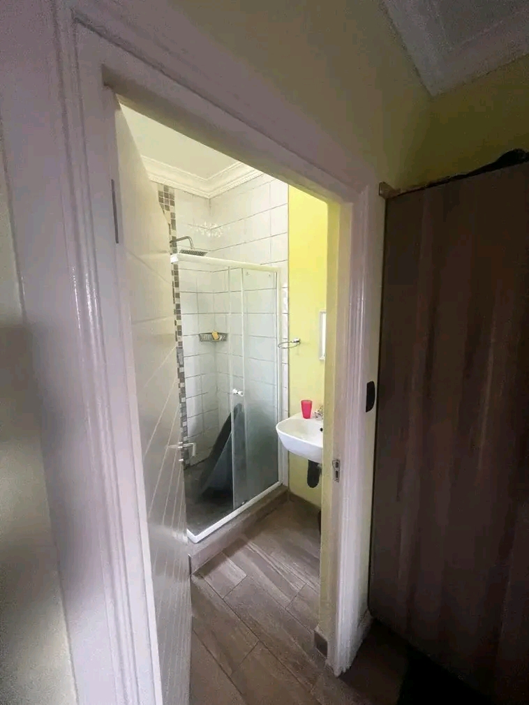 Bachelor available in ext 10
rent r4400
com  in Cosmo City