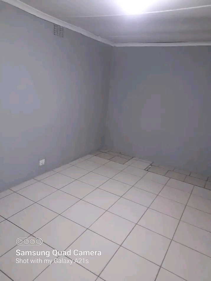 1 bedroom cottage available immediately at 8t  in La Rochelle