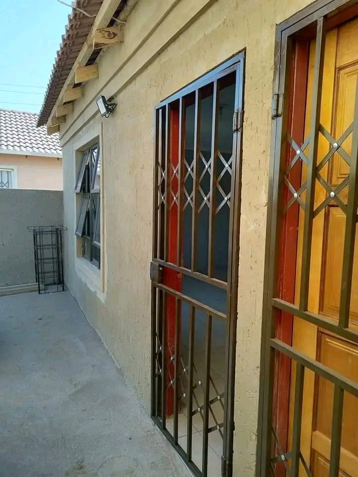Ensuite room available immediately for rental  in Protea Glen