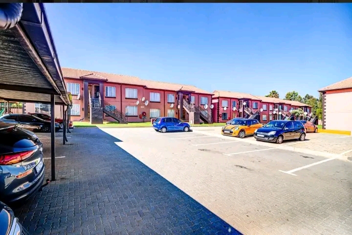 Single room available for 1 person -
its a 2  in Kempton Park