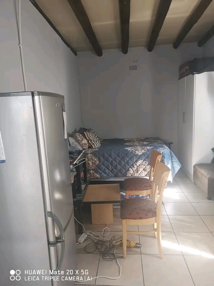 Outside room available rent is r2950 deposit   in Randpark Ridge