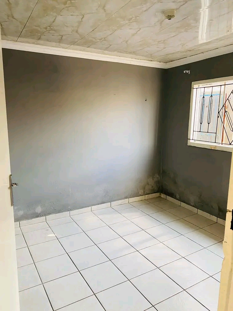 2 bed room rdphouse  to rent
rent r4500
dep  in Cosmo City