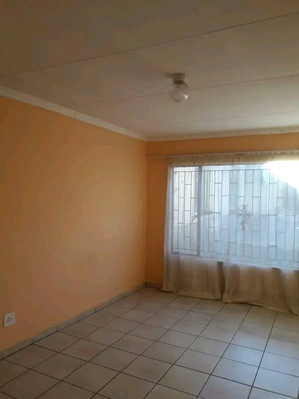 Garage available to rent in ext 3 - island, o  in Dobsonville