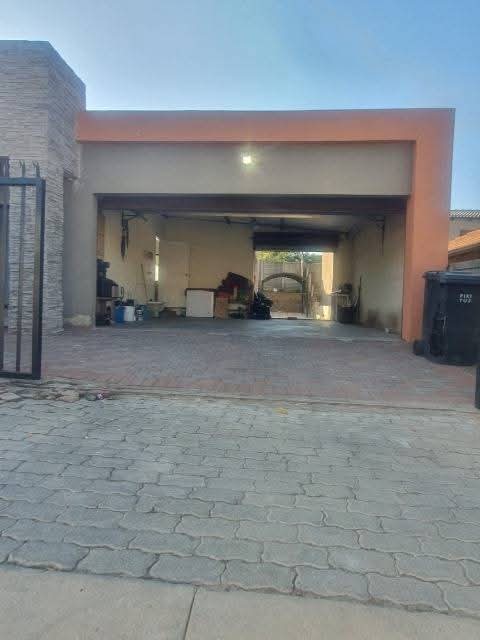 3 bedroom house for sale in ext 36 inside a b  in Olievenhoutbosch