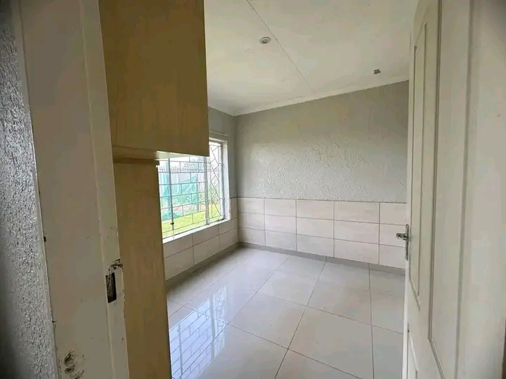 An ensuite room available in rhodesfields spa  in Kempton Park