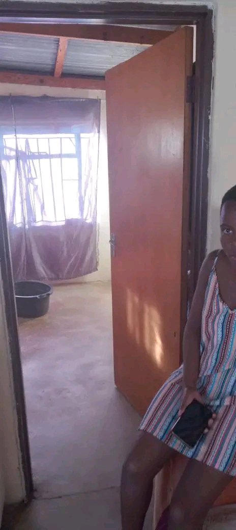 2 room to rent  phase5 r2000 available parkin  in Mamelodi