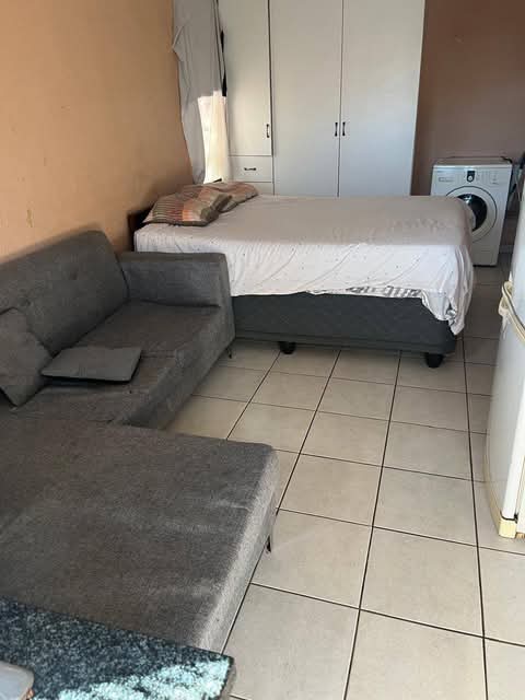 Spacious garage size bachelor to rent availab  in Spruitview