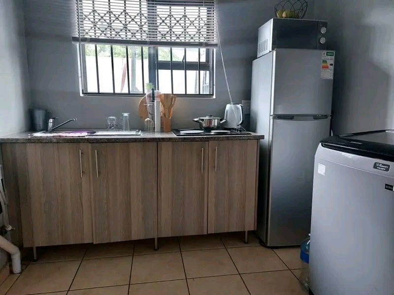Bachelor to let. comes with cupboards, sink,   in Birch Acres