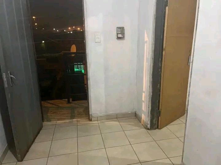 2 room 
mqantsa next to tembisa station
has  in Tembisa