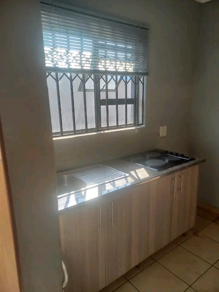 1 bedroom cottage to rent for r3500
deposit   in Norkem Park