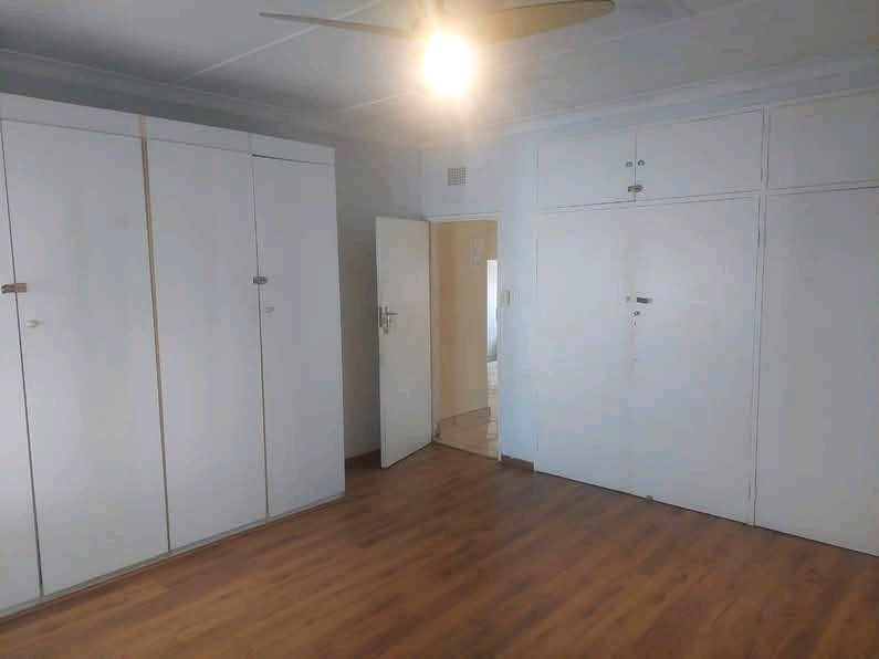 Rooms available in a house 
rent r3500
depo  in Edenvale