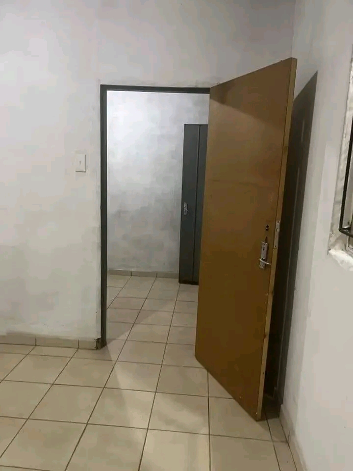 2 room 
mqantsa next to tembisa station
has  in Tembisa