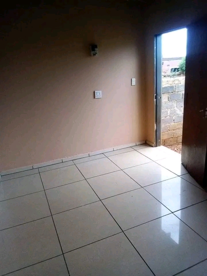 Room available at ext14 not far from main tax  in Ivory Park