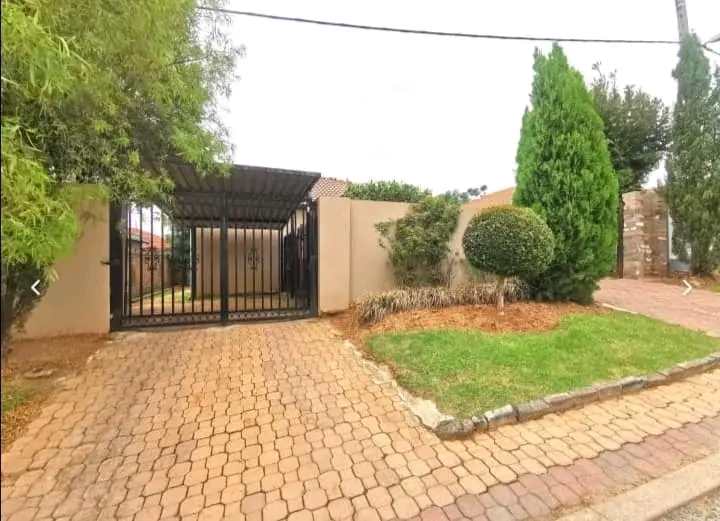 2 bedroom cottage to rent ext 7 
dining
kit  in Cosmo City