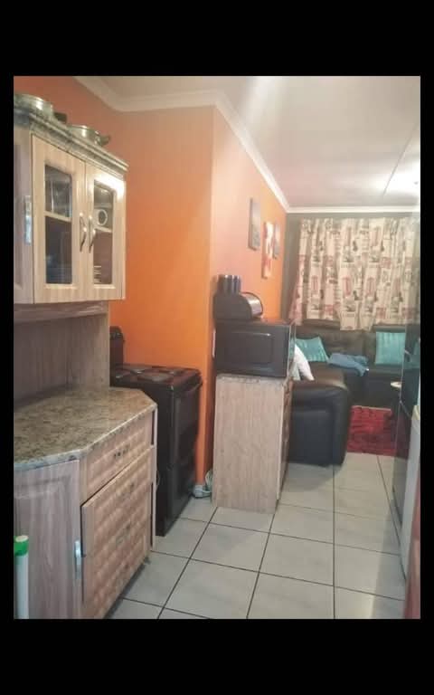 House available in phase 4 rent 4300..deposit  in Braamfischer