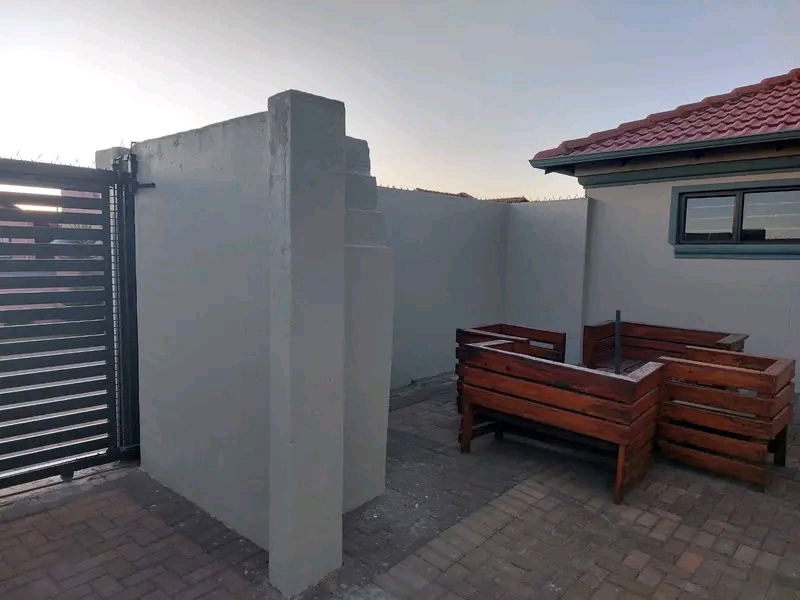 Area:ext 2
rental price:r1780 plus deposit
  in Vosloorus