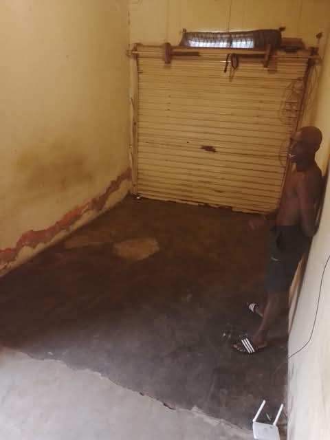 Garage room available phadima r1200
small ro  in Katlehong