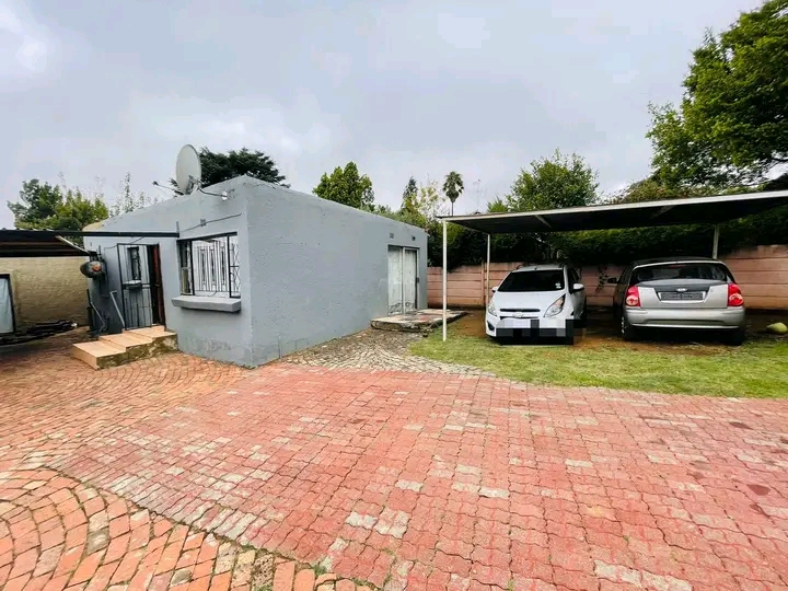 2 bedroom cottage with wardrobe, which kitche  in Norkem Park