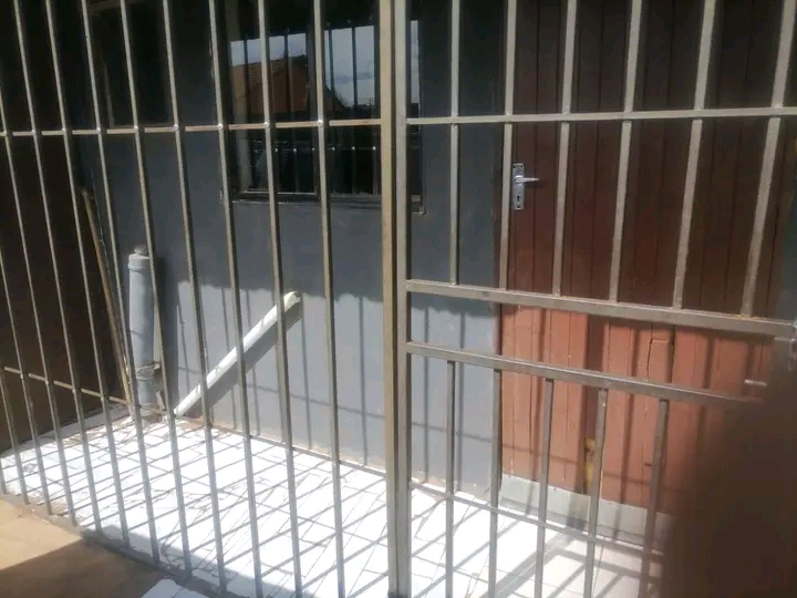 House available...rent 3500 deposit half pric  in Lufhereng