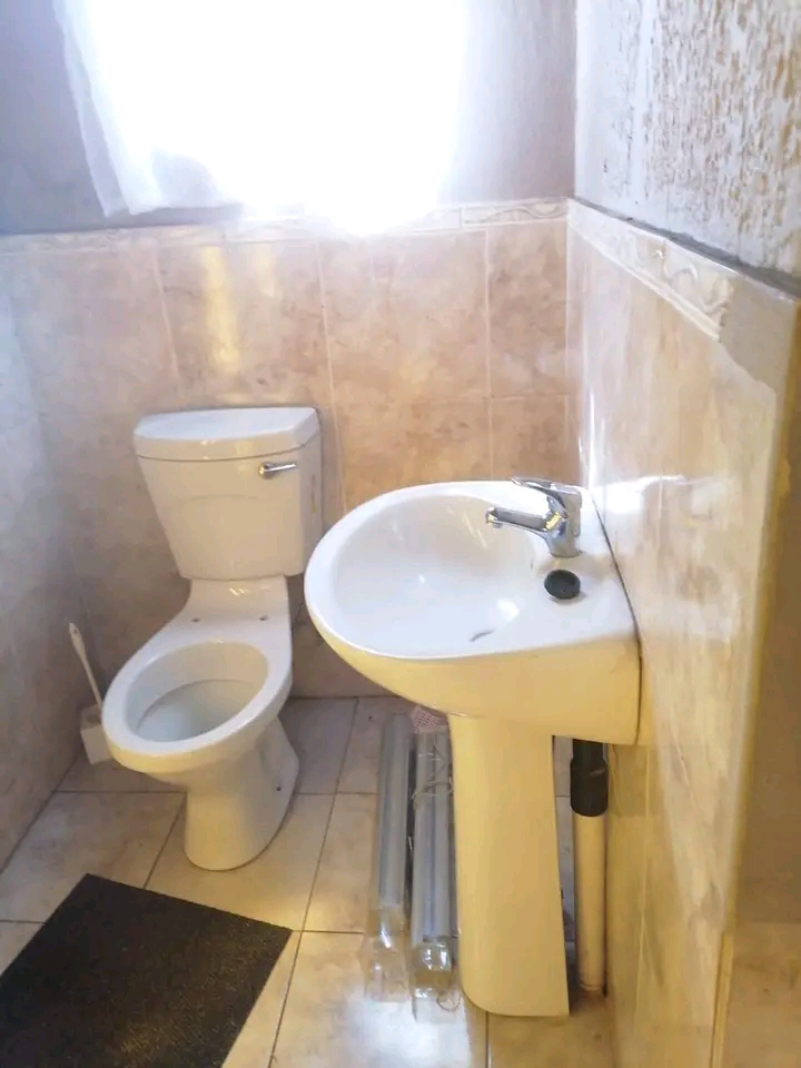 Room with bathroom nd toilet 🚽 available i  in Diepkloof