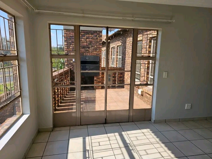 This lovely unit situated in a secure complex  in Alberton