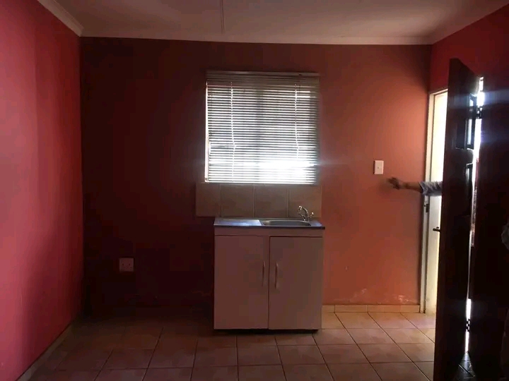 Garage size room rent r2000 deposit r2000
ou  in Protea North