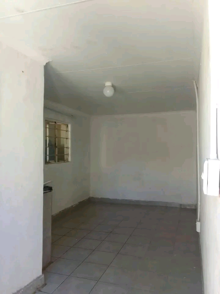 Big cottage available r2500 including water a  in Bezuidenhout Valley
