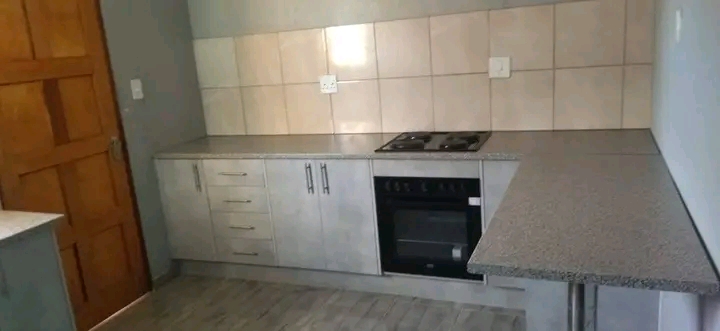 Cottage
rent r4000
deposit same 

  spaci  in Dawn Park