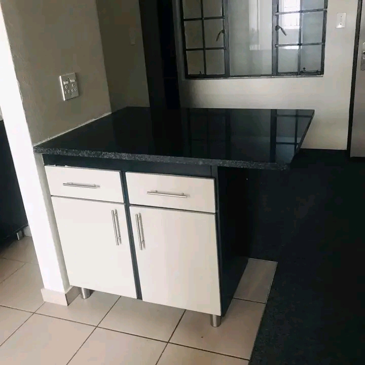 Room available in a city property building je  in Johannesburg
