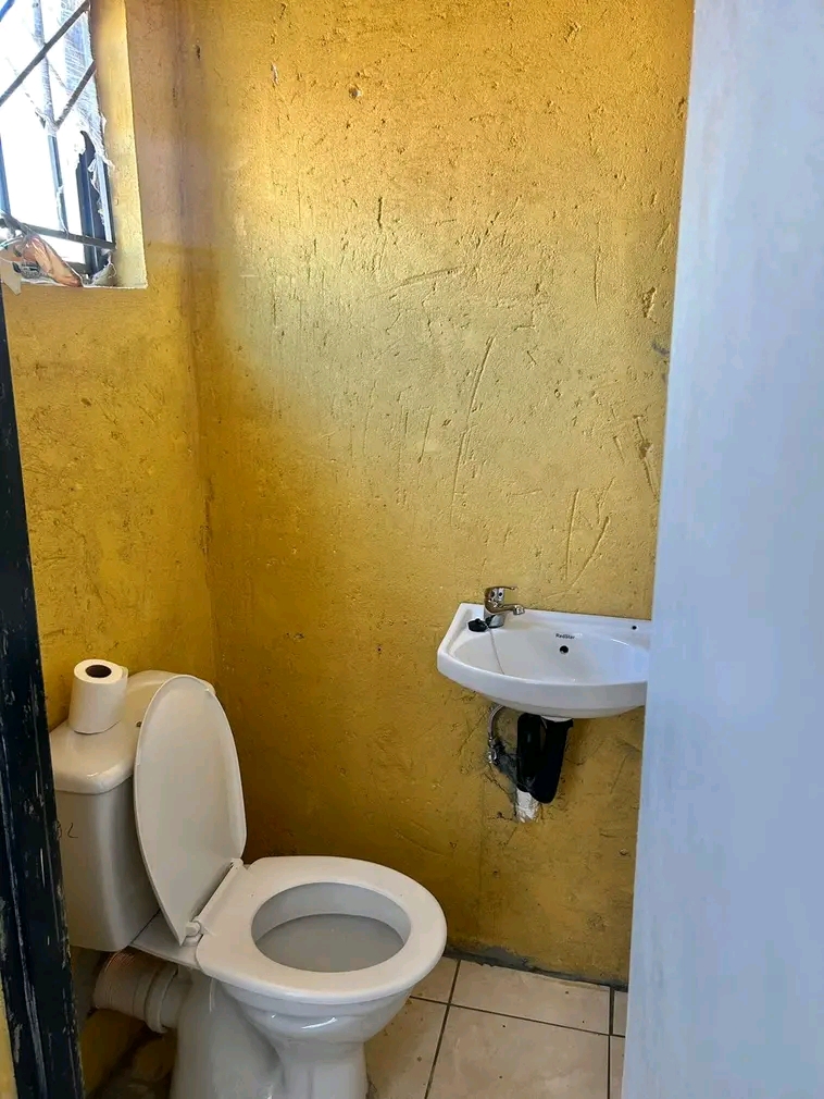 Bechelor available. r3000 rent. r2500 deposit  in Clayville