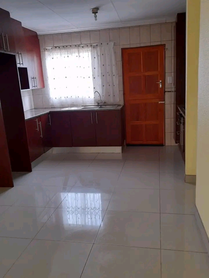 House to rent at ponong

0711413468 if inte  in Vosloorus