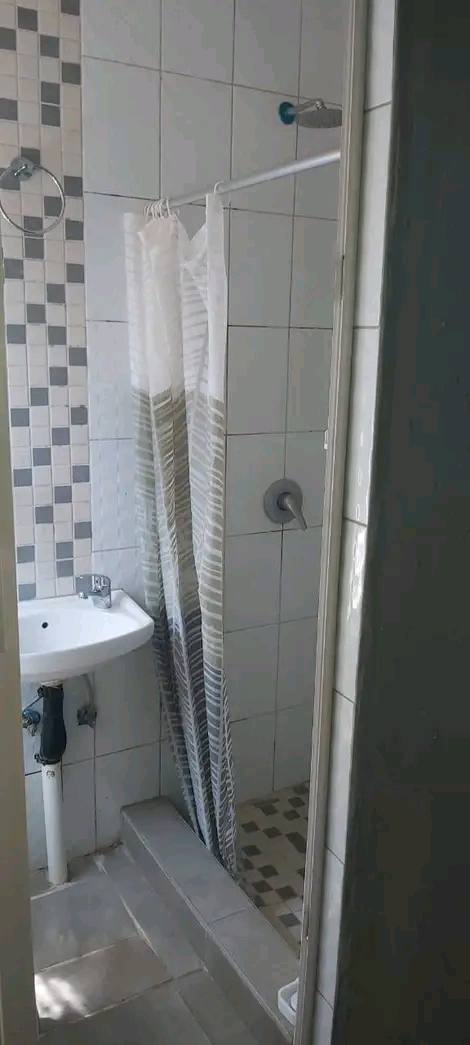 En-suite available anot far from bara mall no  in Orlando East