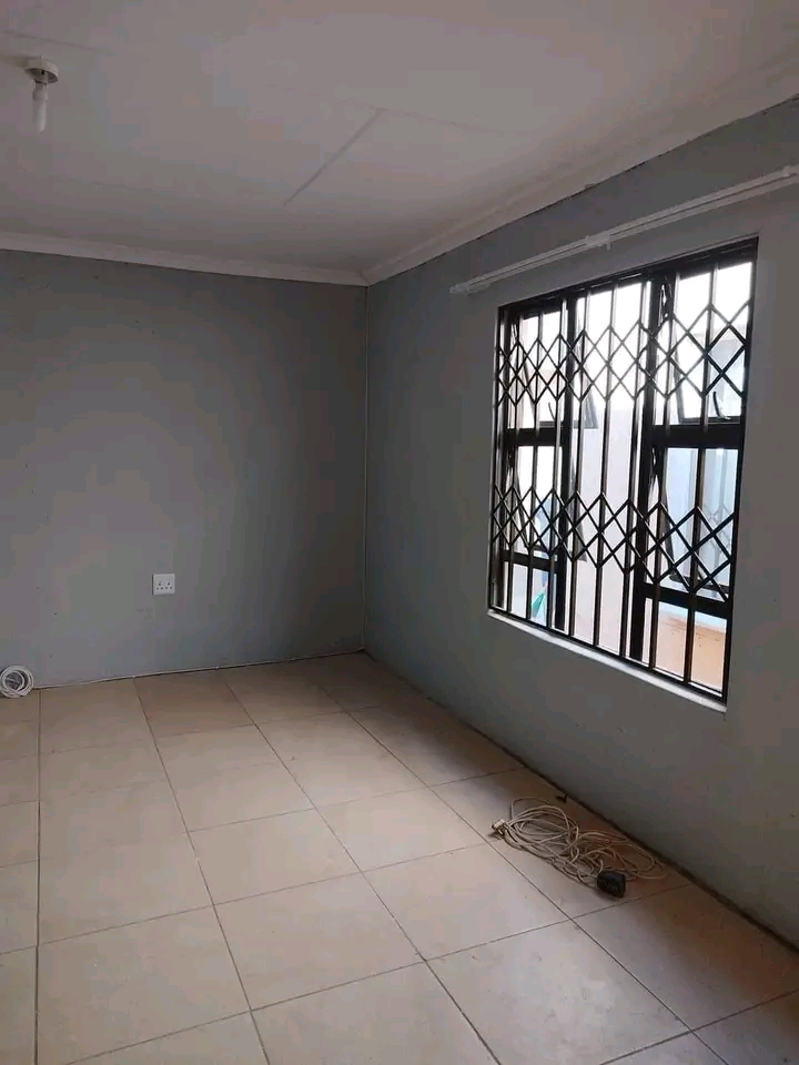 Ensuite room available for rental in ext26 fr  in Protea Glen