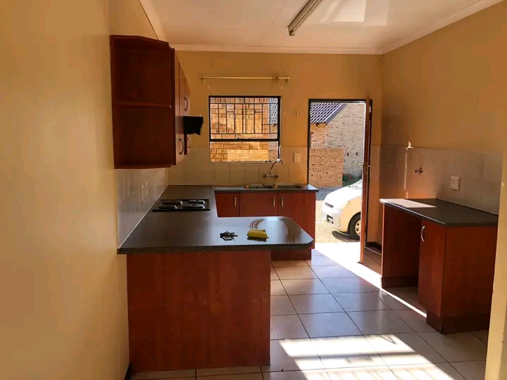 Lakeside gardens, zambesi street, riversdal �  in Meyerton