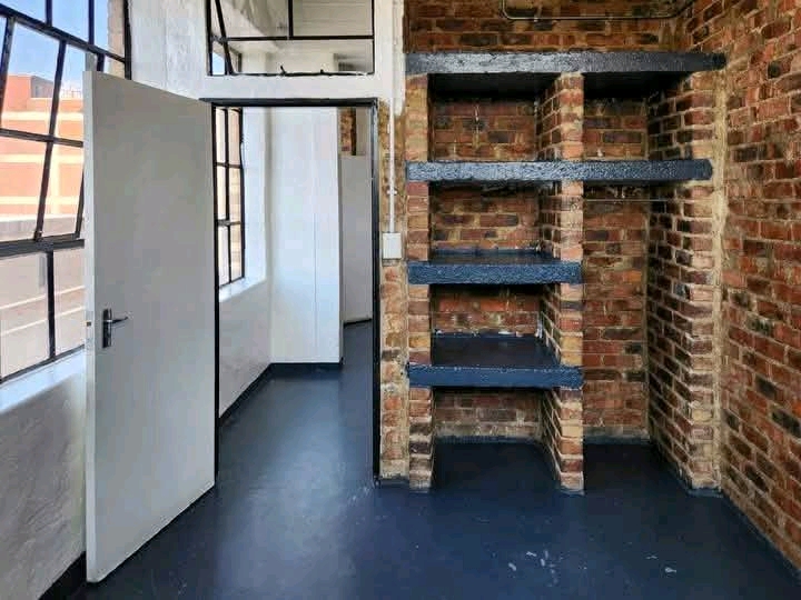 Bedroom available for month end at durban str  in Marshalltown