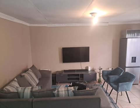 Ensuite available 
parking available 
kids   in Dobsonville