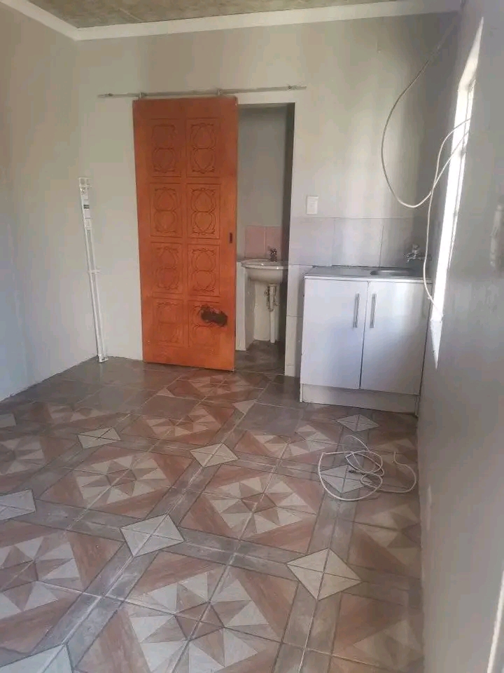 Room to rent ext 10 
rent 2500
deposit half  in Cosmo City